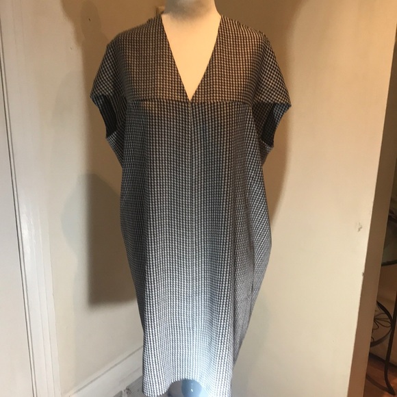 “CLUB MONACO” Tunic Style Black and White Dress. - Picture 2 of 14